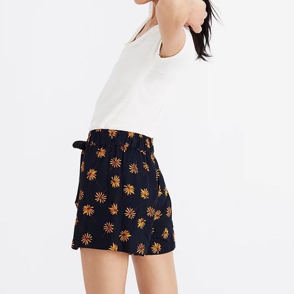 Madewell Pull On Tie Short In Fresh Daisies - Picture 3 of 11